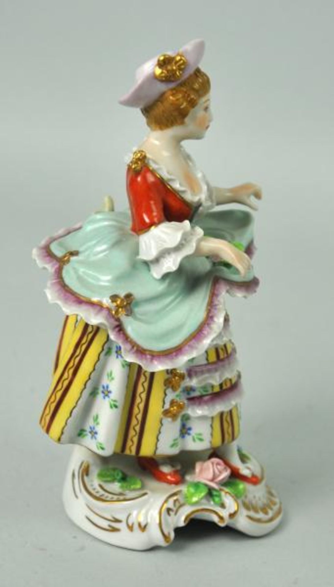 PAAR Blumenjunge mit Korb u. Dame mit Hut u. Kleid mit ausgestelltem Oberrock, fein polychrom bemalt - Bild 6 aus 6