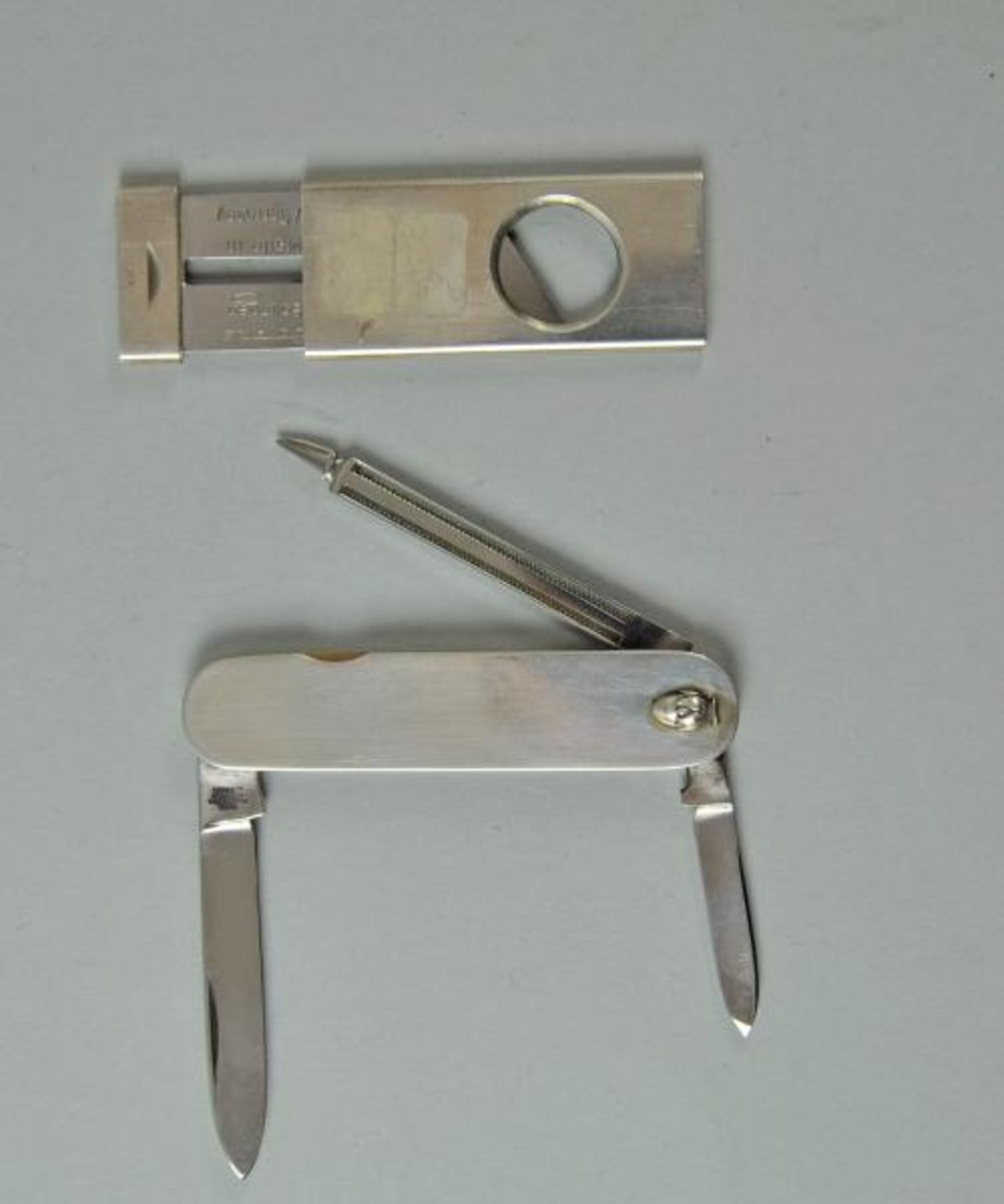 ZIGARRENABSCHNEIDER u. TASCHENMESSER mit kleinem Pinienrelief, 2 Messer u. Feile, Silber, L 7cm(
