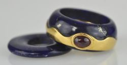 WANDELRING breiter Lapislazuli-Reif mit aufgelegtem, geschwungenem Goldband, Schauseite mit