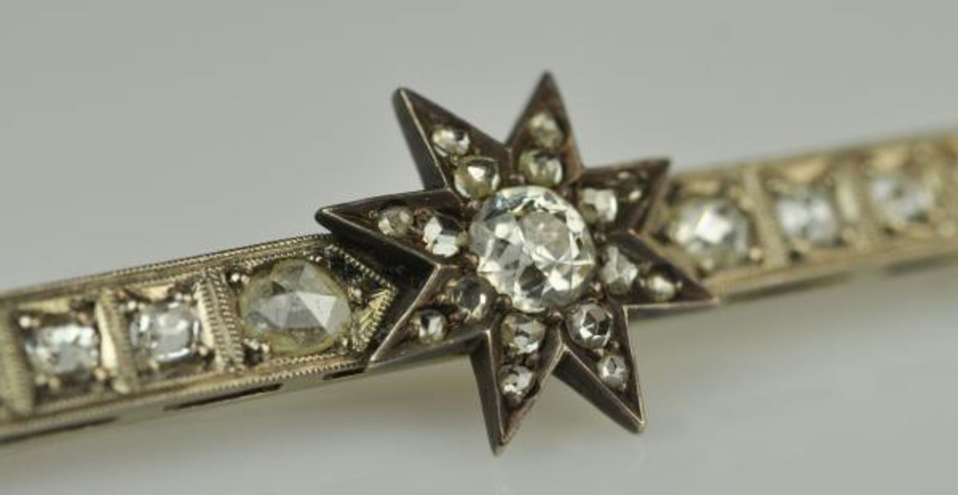 STABBROSCHE besetzt mit 8 Rosendiamanten, Weißgold gestempelt 590, darauf aufgesetzter Stern in - Bild 3 aus 3