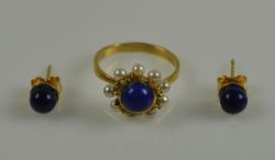 RING mit 2 Ohrsteckern: Ring in Blütenform mit rundem Lapislazuli umgeben von 8 kleinen