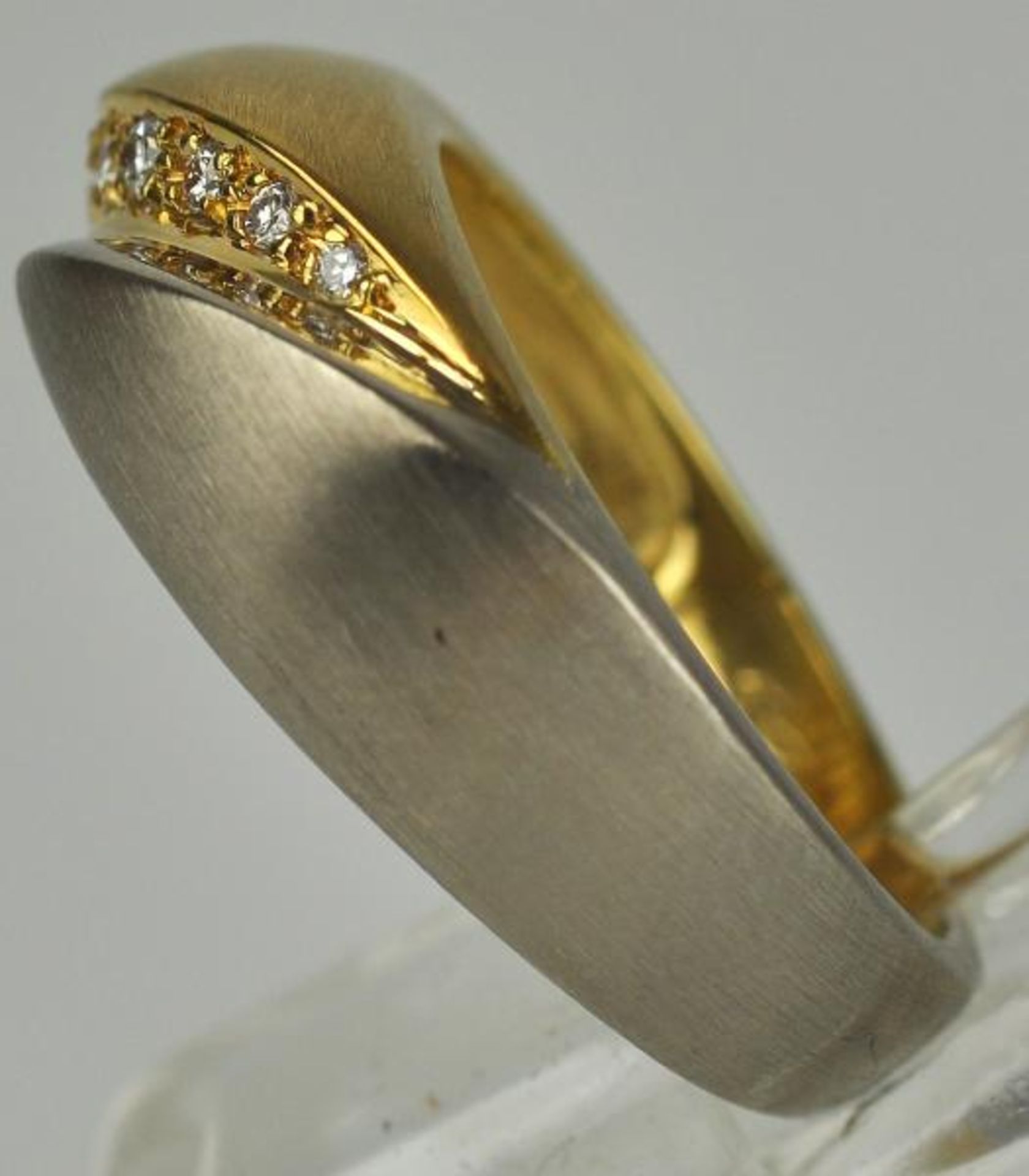 RING bicolor, satinierte Weißgelbgoldfassung 14ct mit Band aus 9 kleinen Diamanten auf der - Bild 3 aus 5