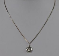 KETTE mit rundem Anhänger, dieser in der Mitte besetzt mit 2 Diamanten, Weißgold 18ct, 6,6g, L 46cm