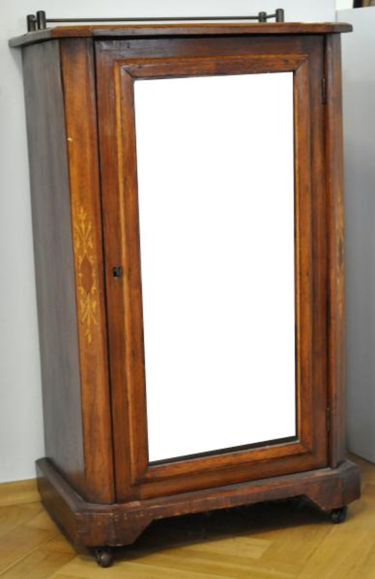 KLEINE VITRINE Türe mit Glasfenster auf der Vorderseite, geschrägte Ecken und Abschlußplatte mit - Bild 3 aus 3