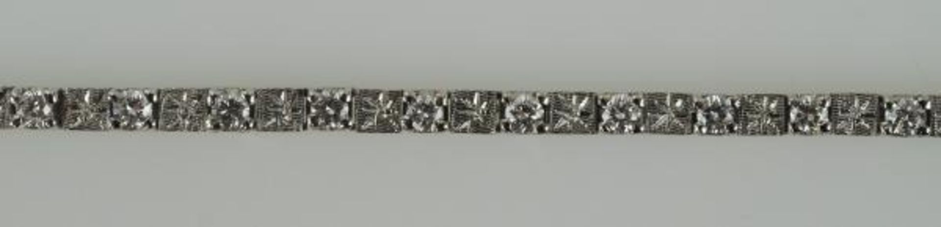 FEINES ARMBAND schmales Band mit 27 gefassten Brillanten w, gesamt um 0,5ct, im Wechsel mit kleinen, - Bild 2 aus 3