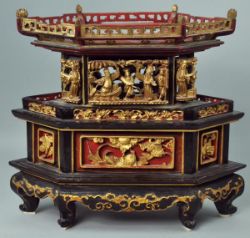 ZWEI "SCHREINE" 6-eckige Form, dekoriert mit geschnitzten Szenen, Holz, teilweise vergoldet, China