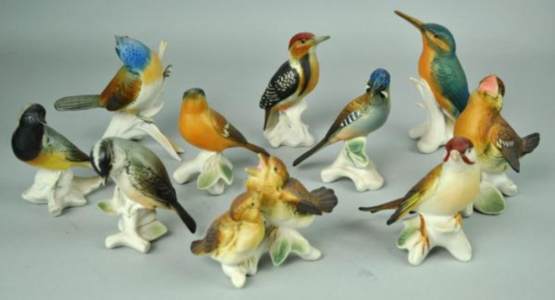 VOGEL-LOT(10) bestehend aus verschiedenen polychrom gestalteten Vogelfiguren mit matter unglasierter