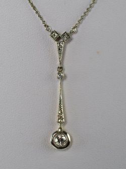 COLLIER Kette mit länglichem Anhänger, dieser besetzt mit kleinen Diamanten und Solitärdiamant um