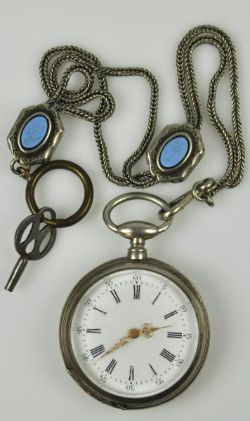 TASCHENUHR Schlüsseluhr, Silbergehäuse, rückseitiger Deckel mit Kartusche. Emailzifferblatt mit