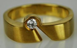 RING mit Solitärbrillant, w, um 0,1-0,15ct, auf der Schauseite als Besatz, Gelbgold 14ct, 7,9g,