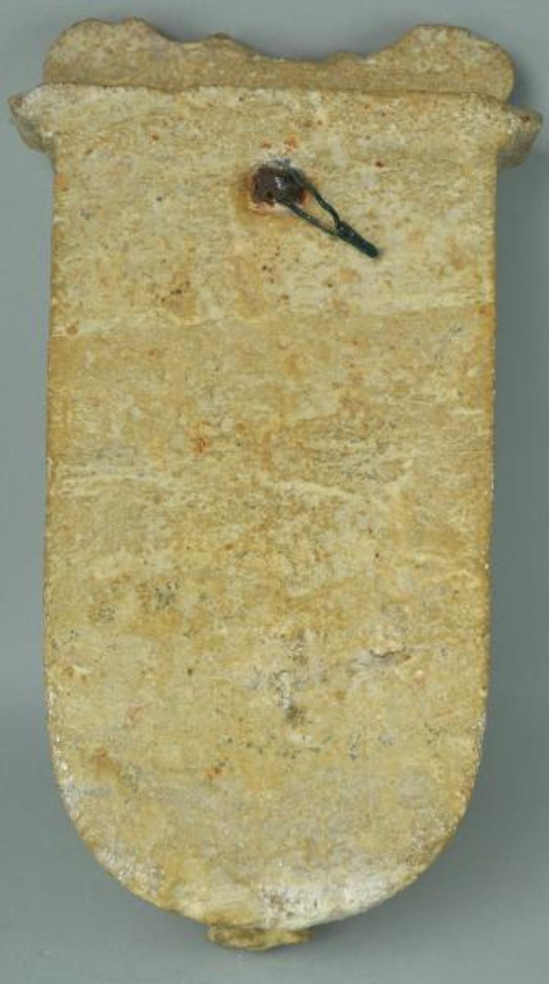 WEIHWASSERGEFÄß mit muschelförmigem Becken, rechteckige Platte mit geschwungenem Abschluss, wohl - Bild 2 aus 2