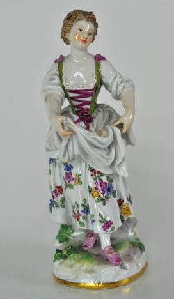 WACHTELHÄNDLERIN junge Frau mit polychrom floral verziertem Kleid, die Schürze mit beiden Händen