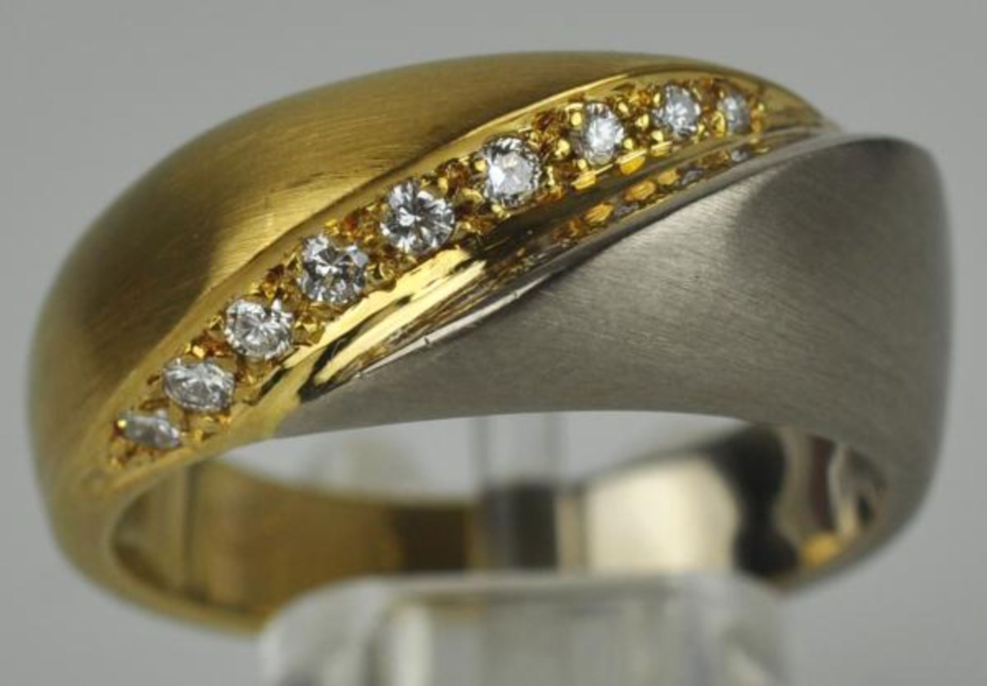 RING bicolor, satinierte Weißgelbgoldfassung 14ct mit Band aus 9 kleinen Diamanten auf der