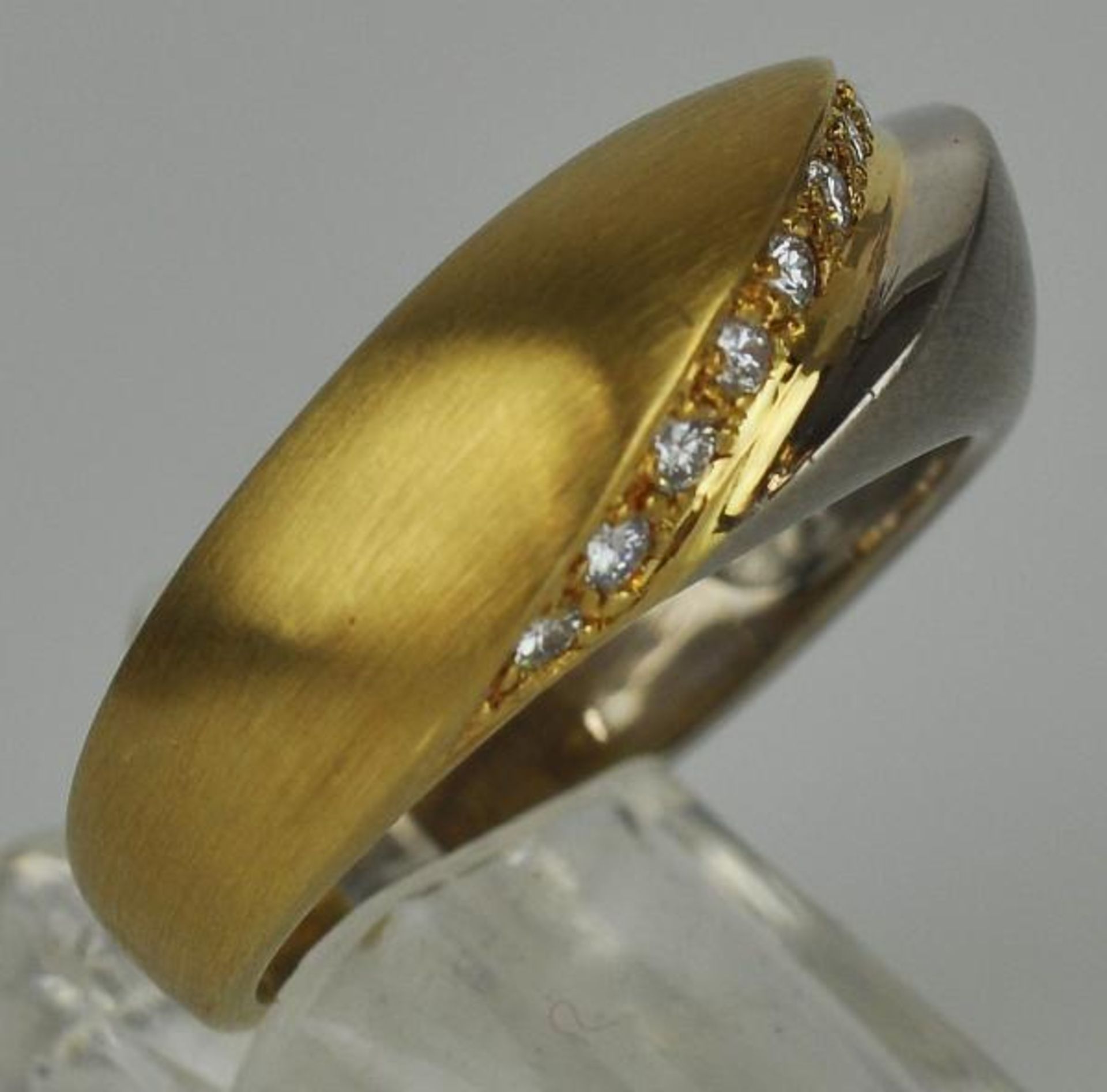 RING bicolor, satinierte Weißgelbgoldfassung 14ct mit Band aus 9 kleinen Diamanten auf der - Bild 4 aus 5