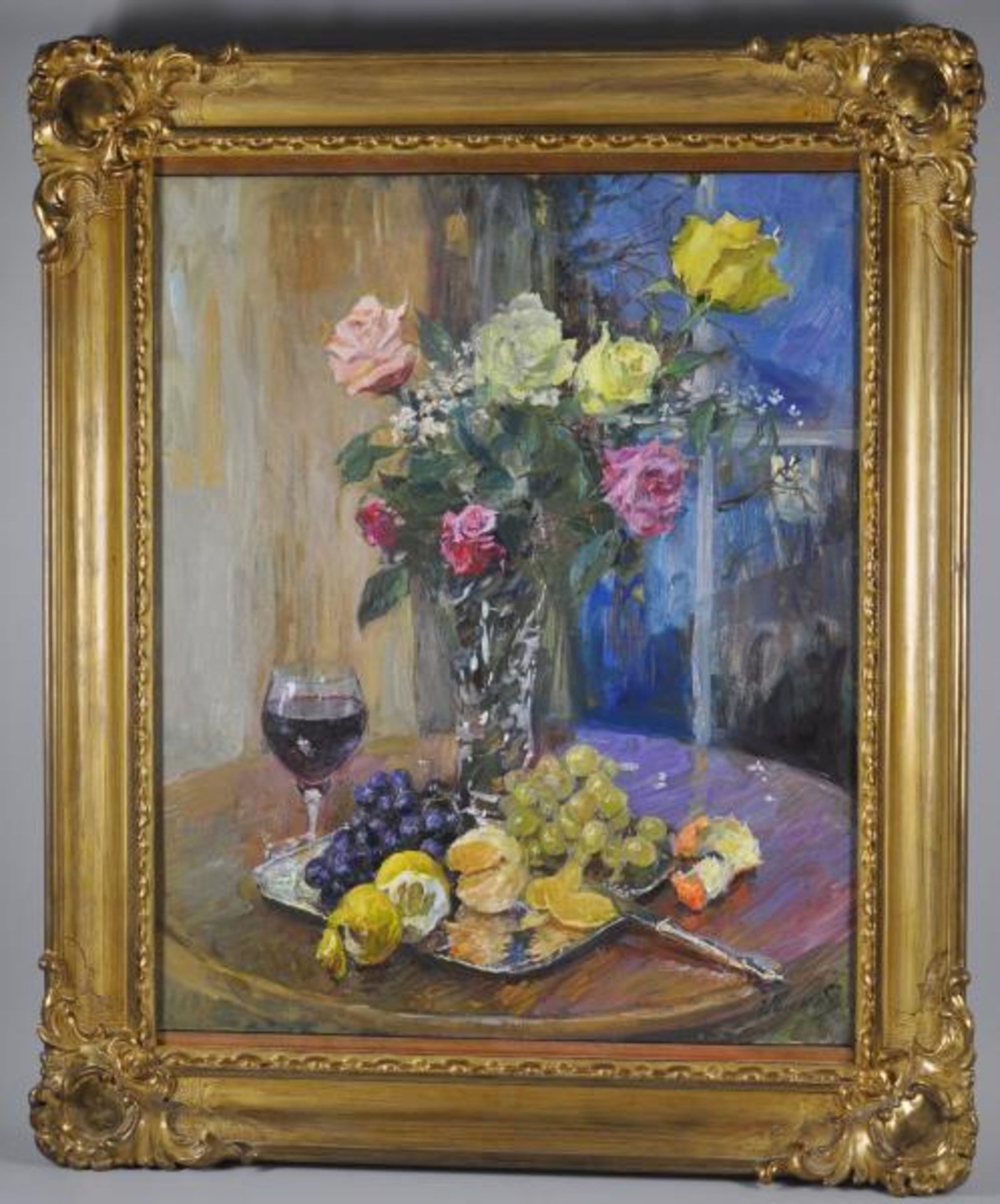 IWANOV Valerij (Russland 1961) "Stillleben mit Rosen" in gerader Glasvase, davor Obstteller u. ein - Bild 2 aus 4