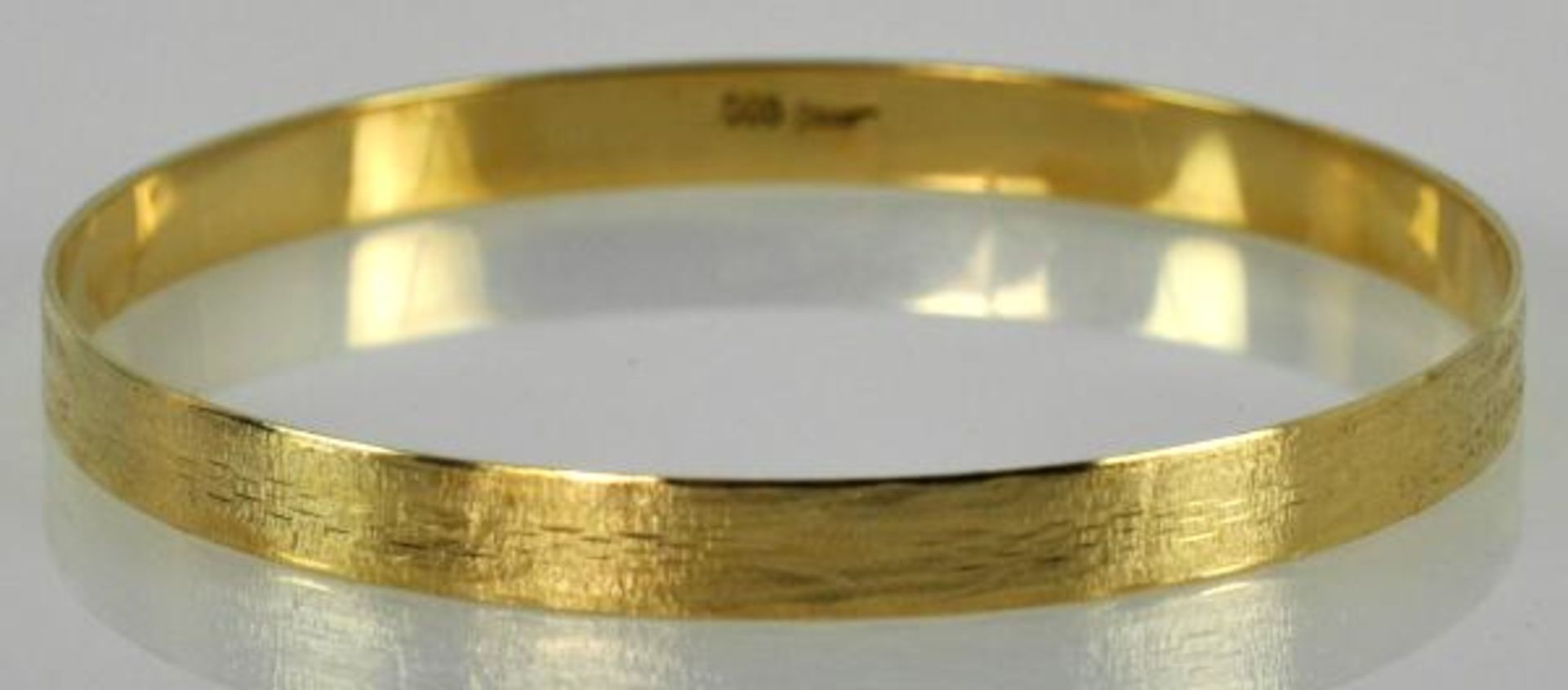 ARMREIF mit ziselierter Oberfläche, Gelbgold 14ct, 13,5g, D 65mm, B 5,5mm