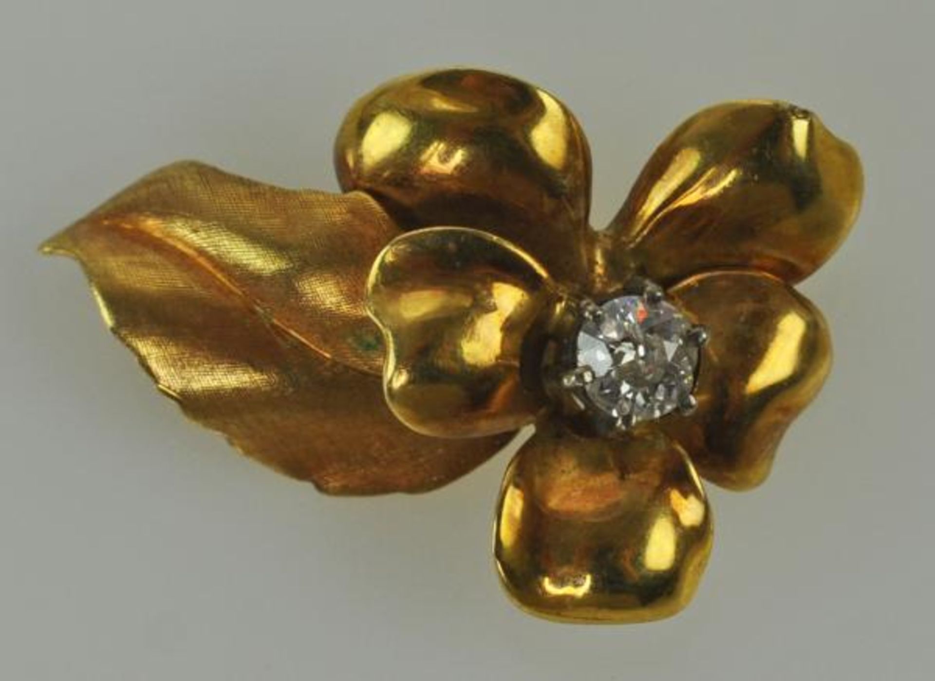 BLÜTENBROSCHE plastische Blüte mit Altschliffdiamant um 0,25ct, w, in der Mitte, Gelbgold 14ct,