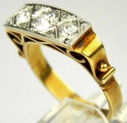 DIAMANT-RING rechteckige Schauseite besetzt mit 3 grösseren Altschliffdiamanten um 0,7-0,75ct,