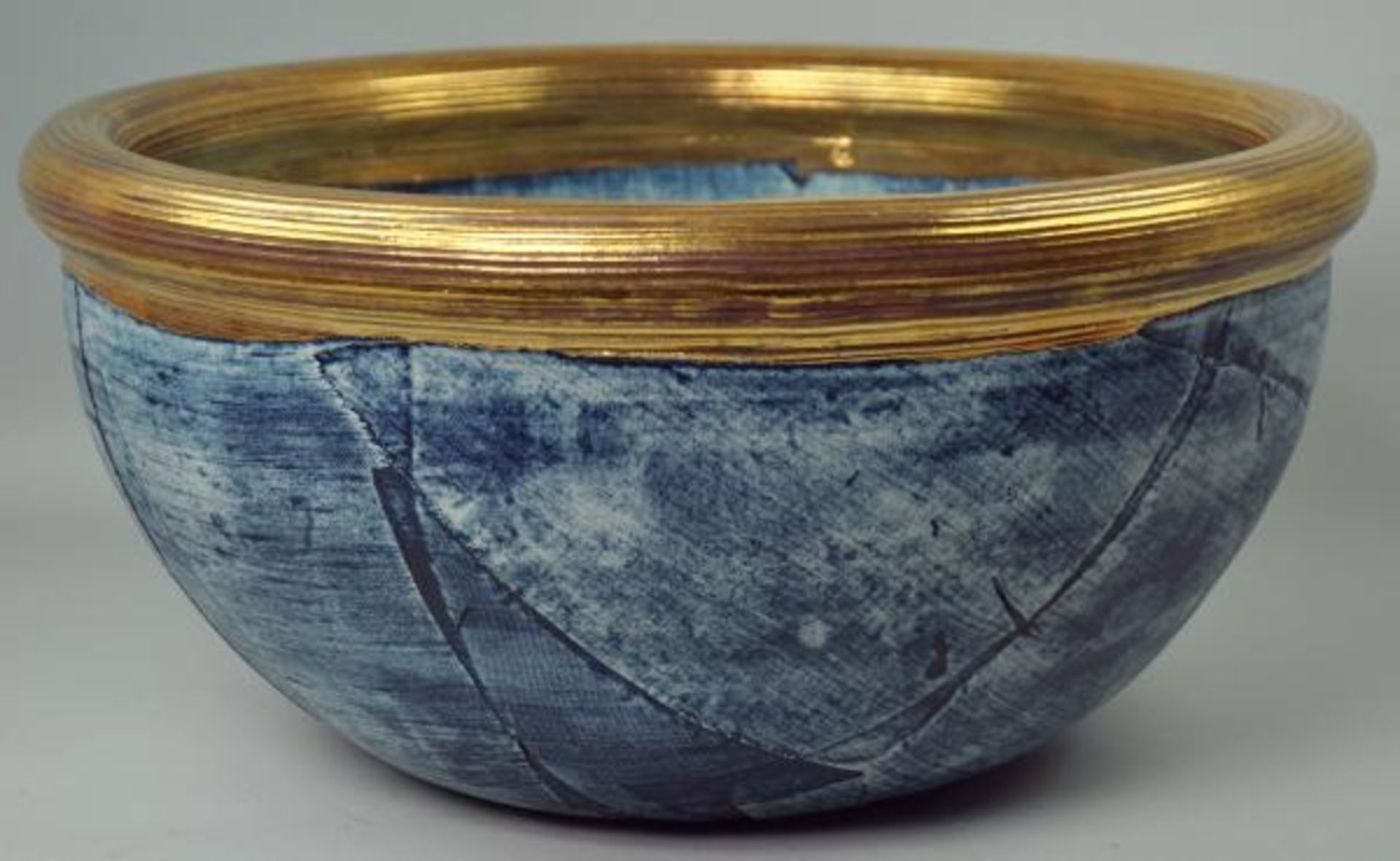 DESIGN- SCHALE in blau, Keramik in Stoff/ Jeansoptik mit breitem Goldrand, monogrammiert, Alexandr