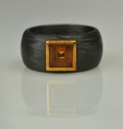 RING aus Ebenholz, mittig Topas in viereckiger Goldfassung 18ct, Marke "HP", Handarbeit, Gr. 55