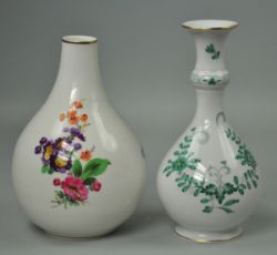 2 VASEN Schwertermarke Meissen, kugeliger Korpus mit langgezogenem Hals, polychrome Blütenmalerei,