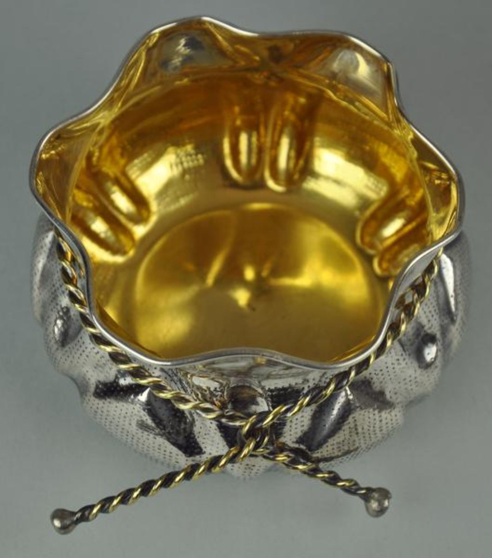 TISCHVASE gefaltetes Tuch mit Kordelband, Silber 900, Innenvergoldung, 161g, H 5cm u. D 9,5cm - Bild 2 aus 3