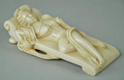 EROTIKA- NETSUKE liegende Dame mit entblöstem Busen, Elfenbein, Japan, Ende 19./ Anfang 20.Jh.,