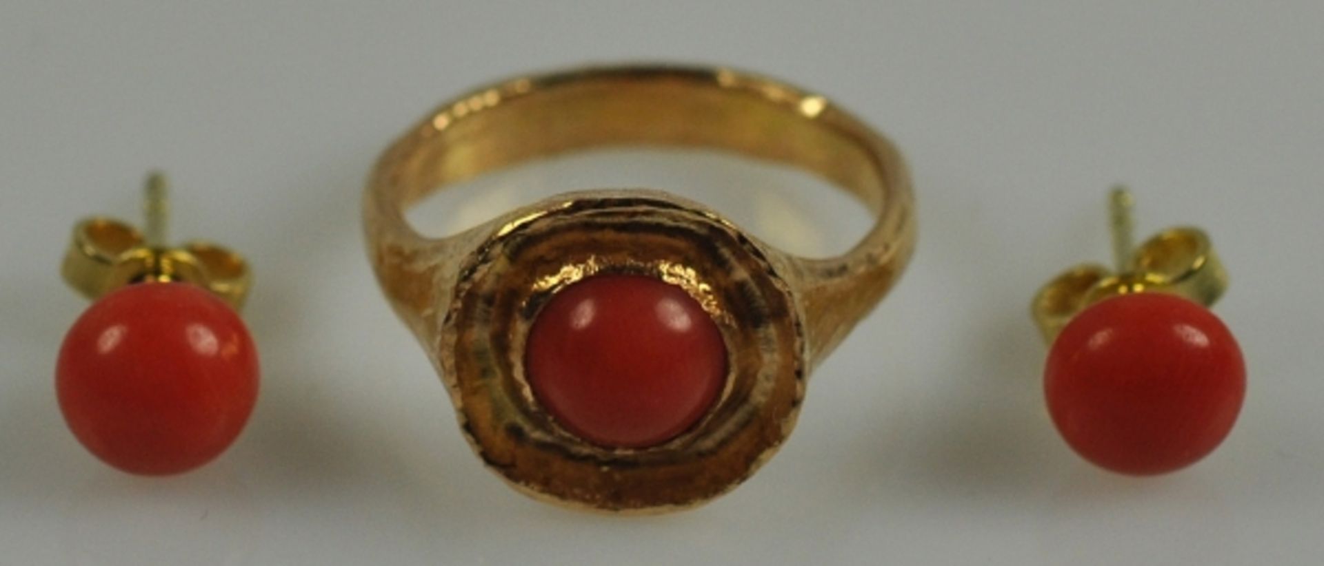 KORALLEN- SET Ring und Paar Ohrstecker, Ring mit runder, getiefte Schauseite mittig ein gefasster