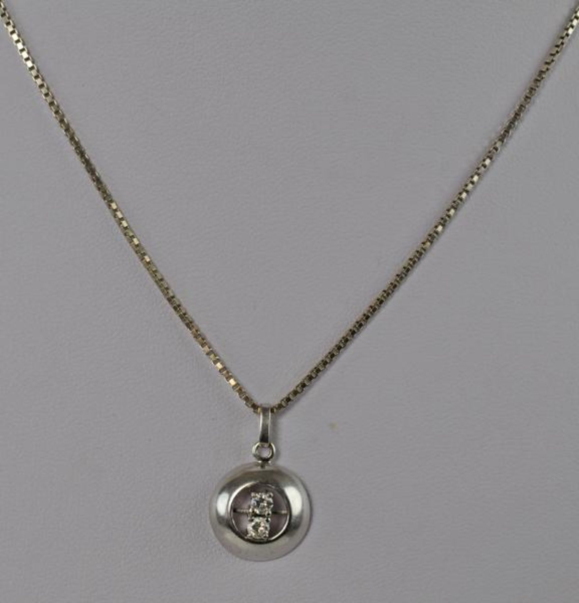 KETTE mit rundem Anhänger, dieser in der Mitte besetzt mit 2 Diamanten, Weißgold 18ct, 6,6g, L 46cm - Bild 2 aus 2