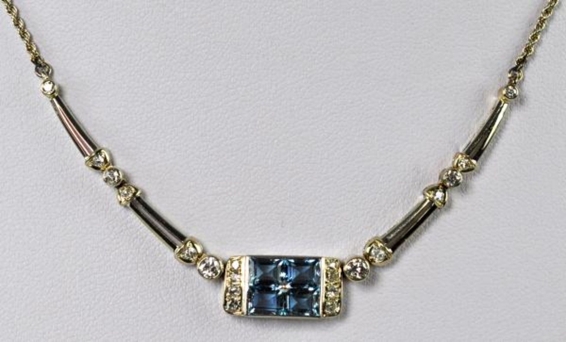 COLLIER rechteckiges Schauteil mit 4 Blautopas-Vierecken und 6 Diamanten besetzt, seitlich kleine