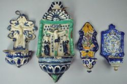 4 WEIHWASSERGEFÄßE im Zentrum Christus am Kreuz, daneben Heilige, dekoriert in blau-grün, Teruel, 17