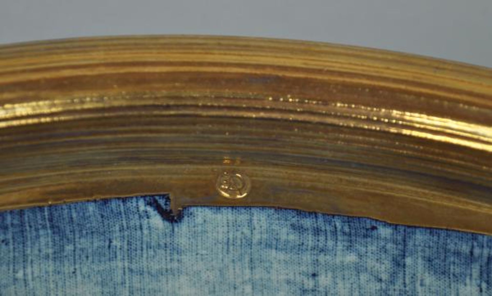 DESIGN- SCHALE in blau, Keramik in Stoff/ Jeansoptik mit breitem Goldrand, monogrammiert, Alexandr - Image 3 of 3