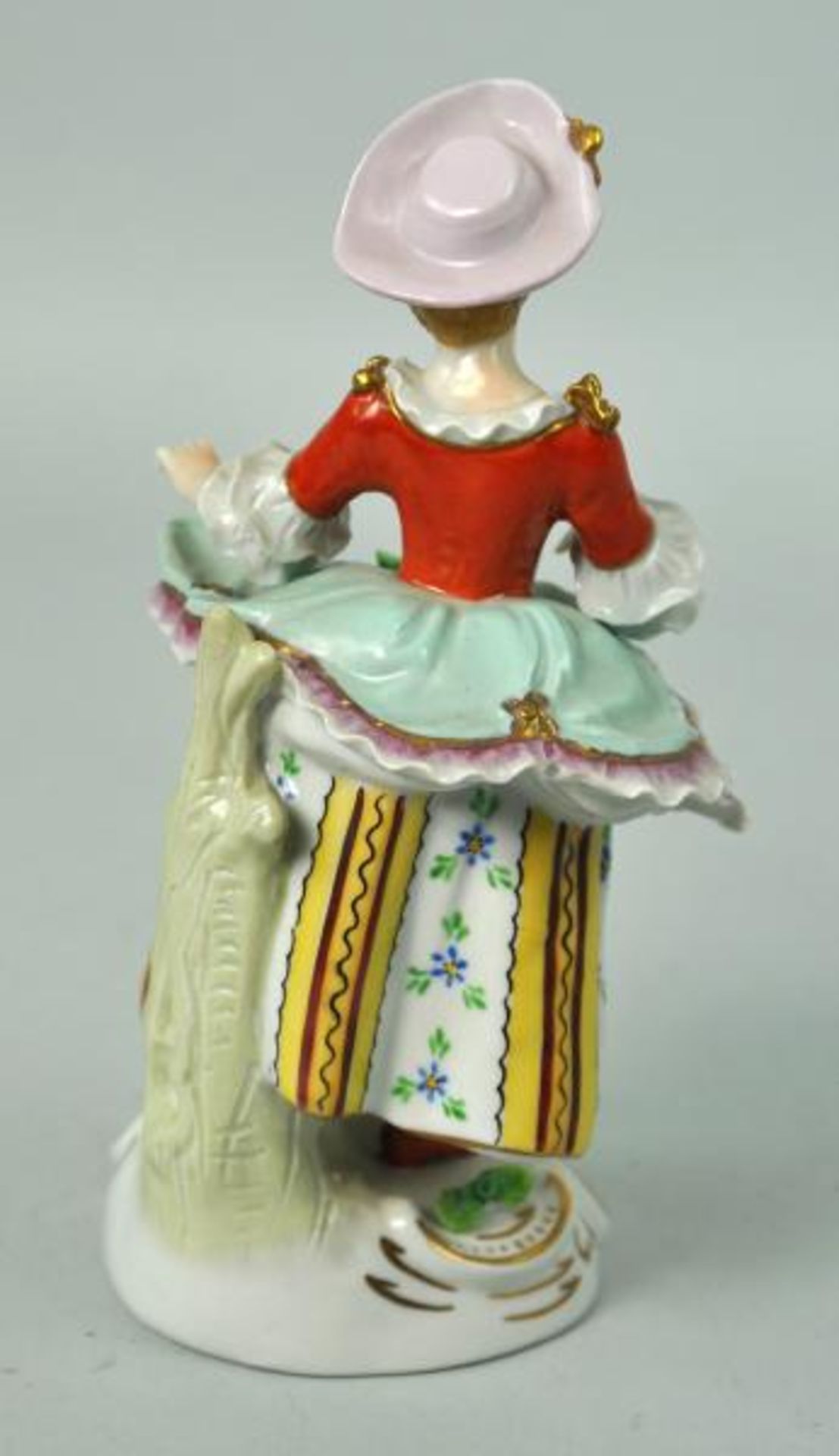 PAAR Blumenjunge mit Korb u. Dame mit Hut u. Kleid mit ausgestelltem Oberrock, fein polychrom bemalt - Bild 5 aus 6