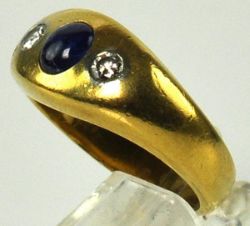 BANDRING zur Schauseite geweitet, ovaler Saphircabochon in der Mitte, flankiert von 2 Brillanten,