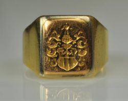 WAPPENRING rechteckige Goldplatte mit graviertem Wappen, verbreiterte Seiten, Gelbgold 18ct, 13,