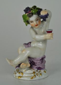 PUTTO "Allegorie des Herbstes" mit Traubenkranz u. kleinem Becher mit Wein, über die Hüften ein