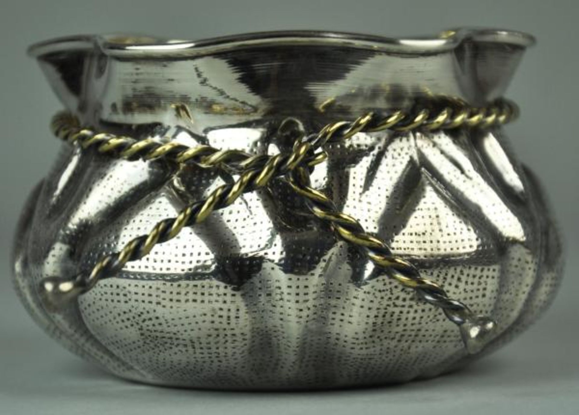 TISCHVASE gefaltetes Tuch mit Kordelband, Silber 900, Innenvergoldung, 161g, H 5cm u. D 9,5cm