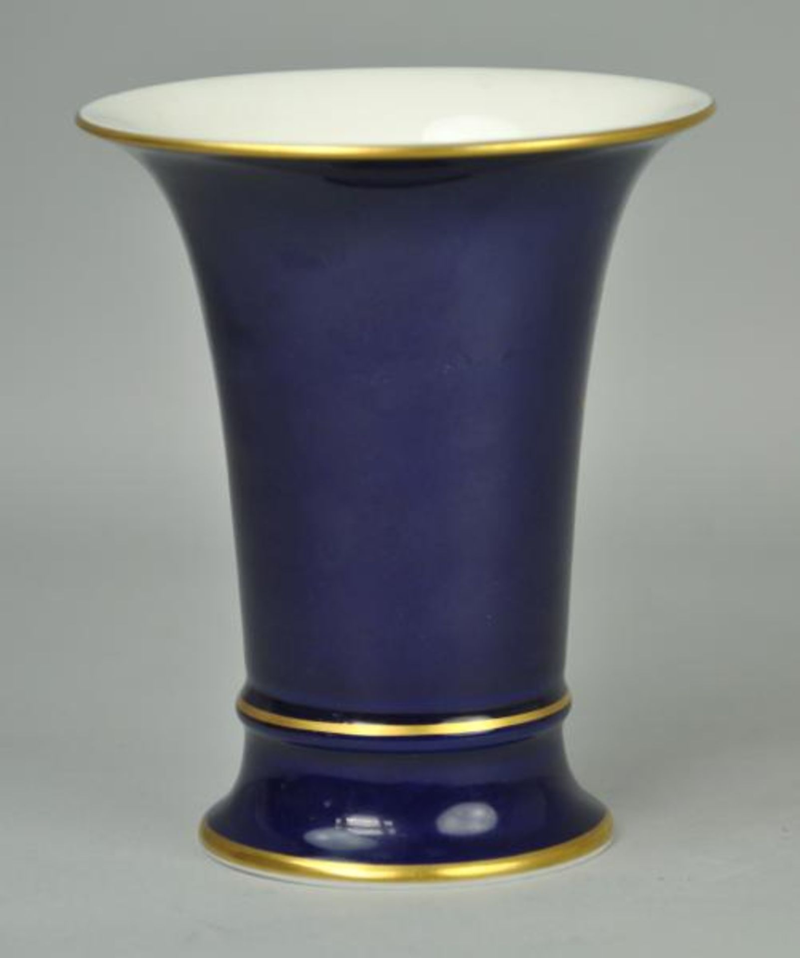 VASE Trichter/Trompetenform, kobaltblau mit Goldstaffage, Vorderseite mit reicher polychromer - Bild 2 aus 3