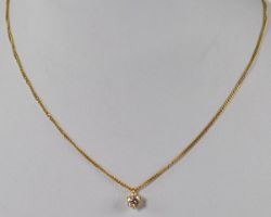 DIAMANTANHÄNGER an feiner Gelbgoldkette, Solitärbrillant um 0,5ct, w, si, in Krappenfassung, an