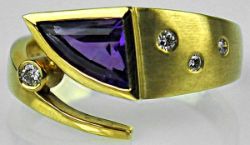 RING Amethystdreieck und kleiner Brillant , w, als Besatz, Gelbgold 14ct, Gr. 54