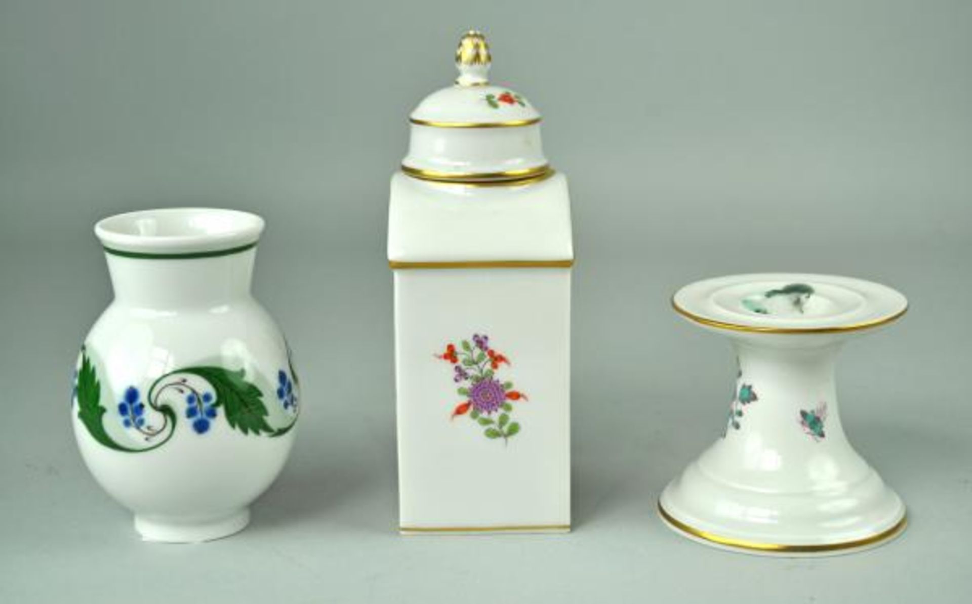 MEISSEN-LOT dreiteilig, bestehend aus kleiner Vase mit bauchigem Korpus und bemalt mit blauen Beeren - Image 2 of 3