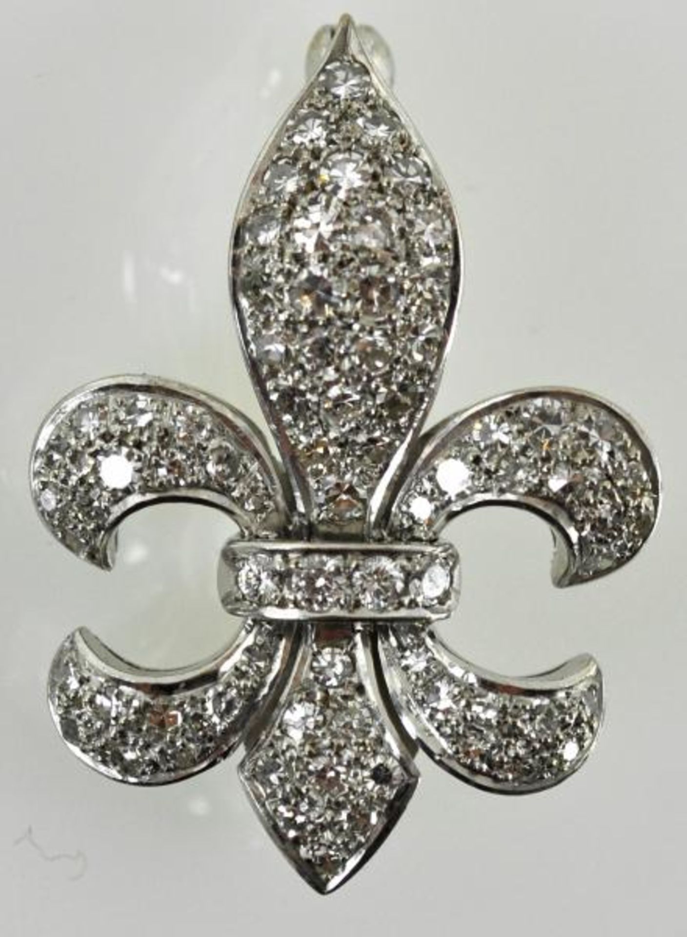 LILIEN-BROSCHE Fleur de Lys, französische Bourbon- Lilie, voll besetzt mit Diamanten, w, Weißgold
