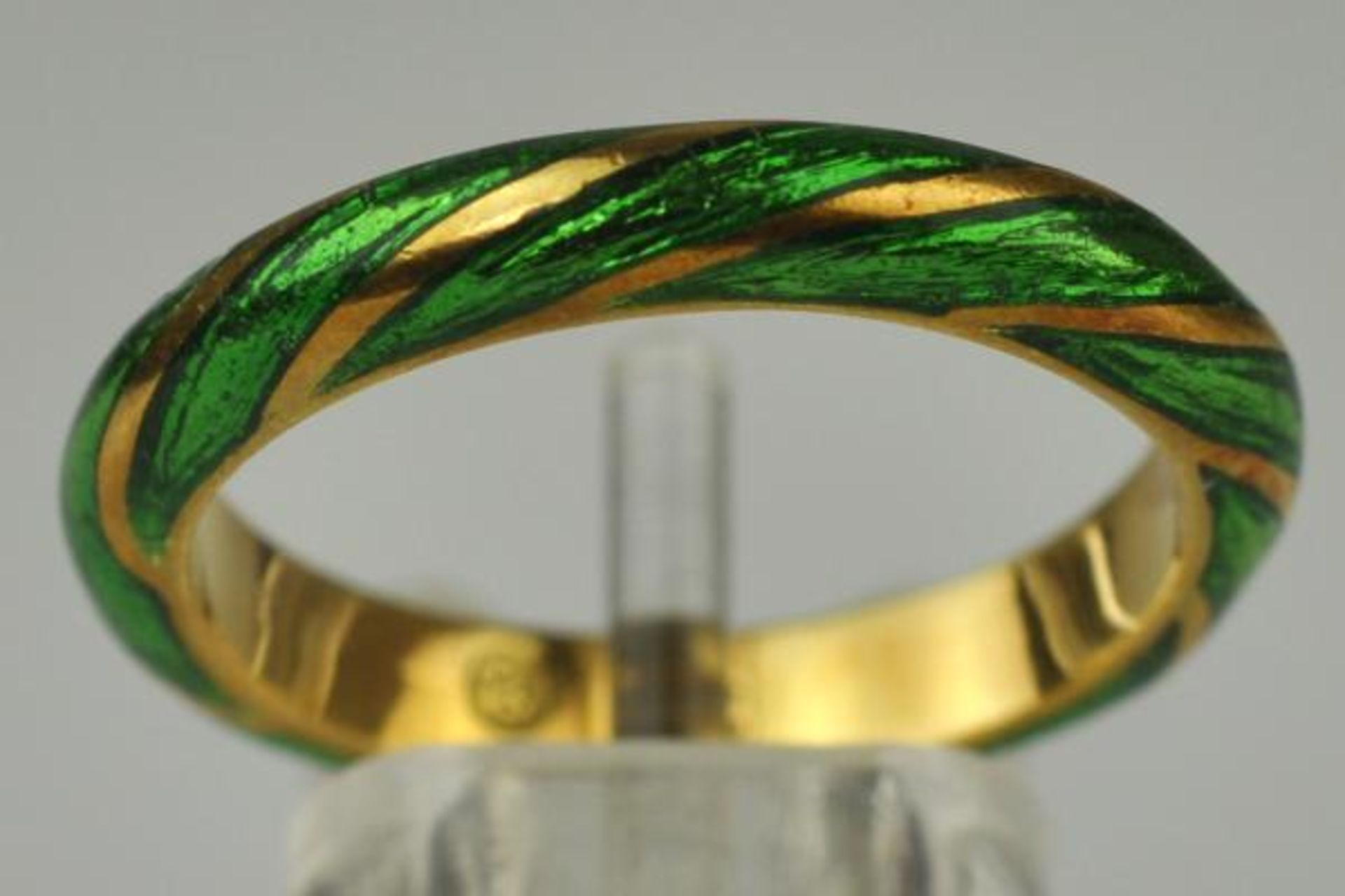 2 RINGE verschieden, Ring teilemailliert als Band, Gelbgold 18ct 3,3g und gerippter Ring grün