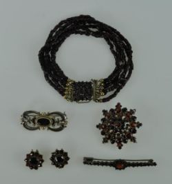 GRANAT-SET fünfteilig, Armband aus 5 Schnüren mit Steckverschluß, Sternbrosche D 30mm und