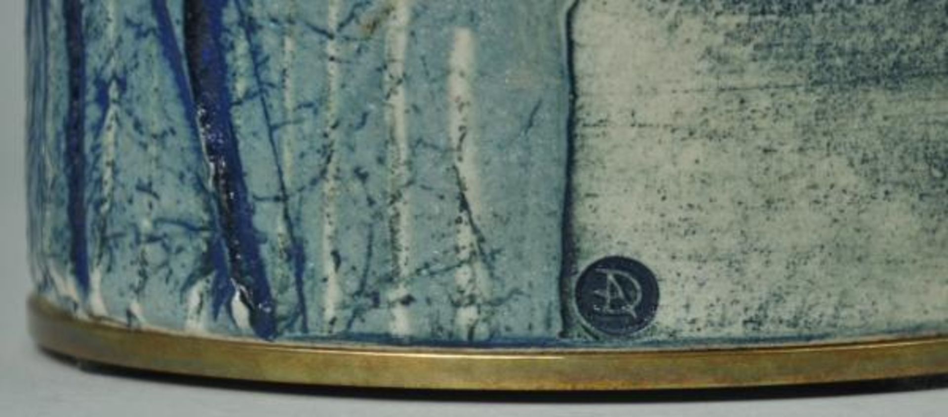 DESIGN- DECKELVASE in hellblau, zylindrischer Korpus mit halbrundem Deckel mit Metallabschluss, - Bild 3 aus 4