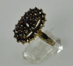 GRANAT-ARMBAND und Ring: Armband aus dreizehn Blütengliedern ausgefasst mit geschliffenen