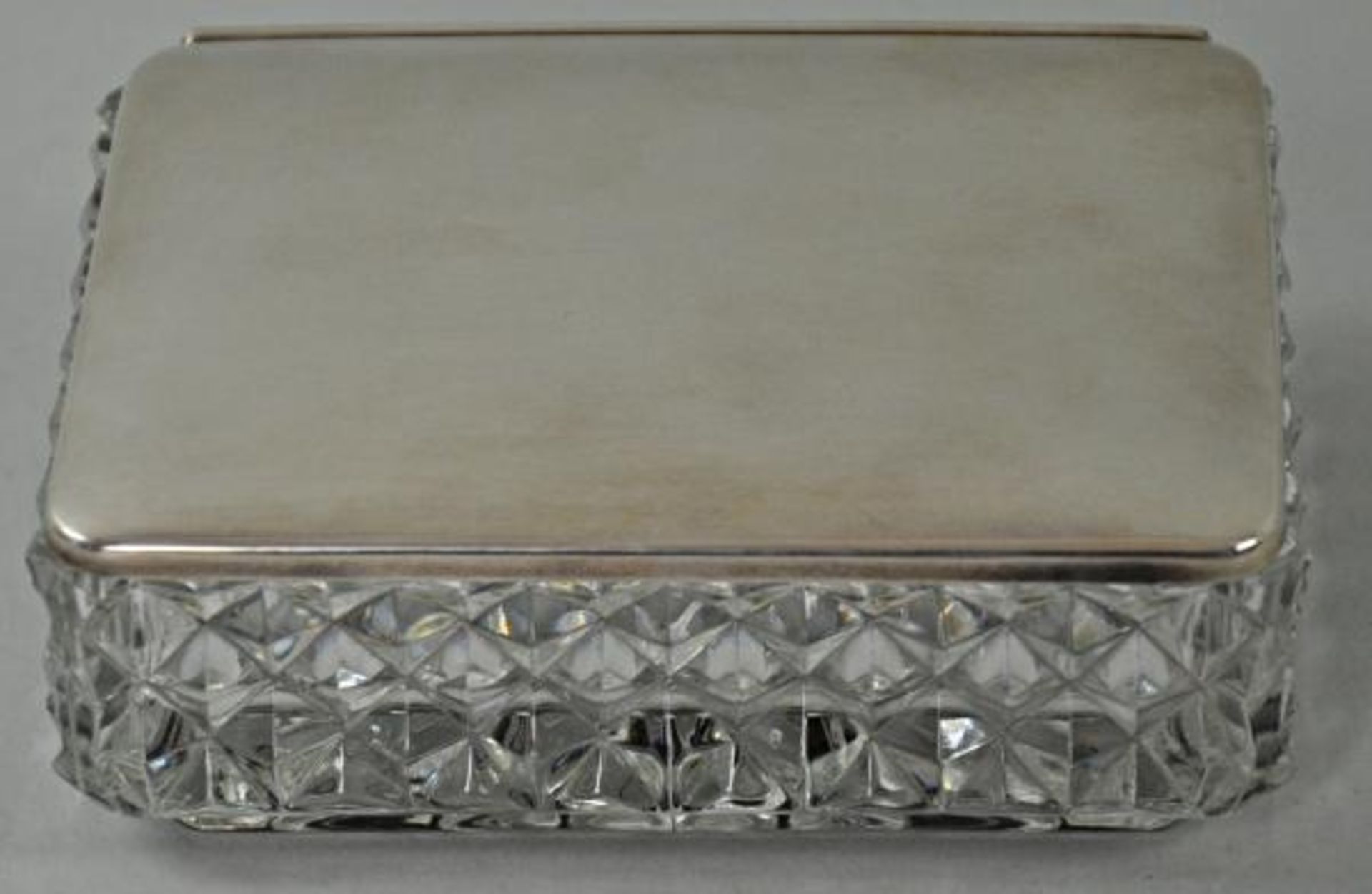 DECKELDOSE rechteckige Form, geschliffener Kristallkorpus, Deckel aus 800er Silber, 4x12x9,5cm - Image 2 of 3