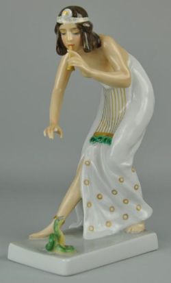 SCHLANGENBESCHWÖRERIN Frau im orientalischem Gewand, freiem Oberkörper. Mit der Flöte in der Hand