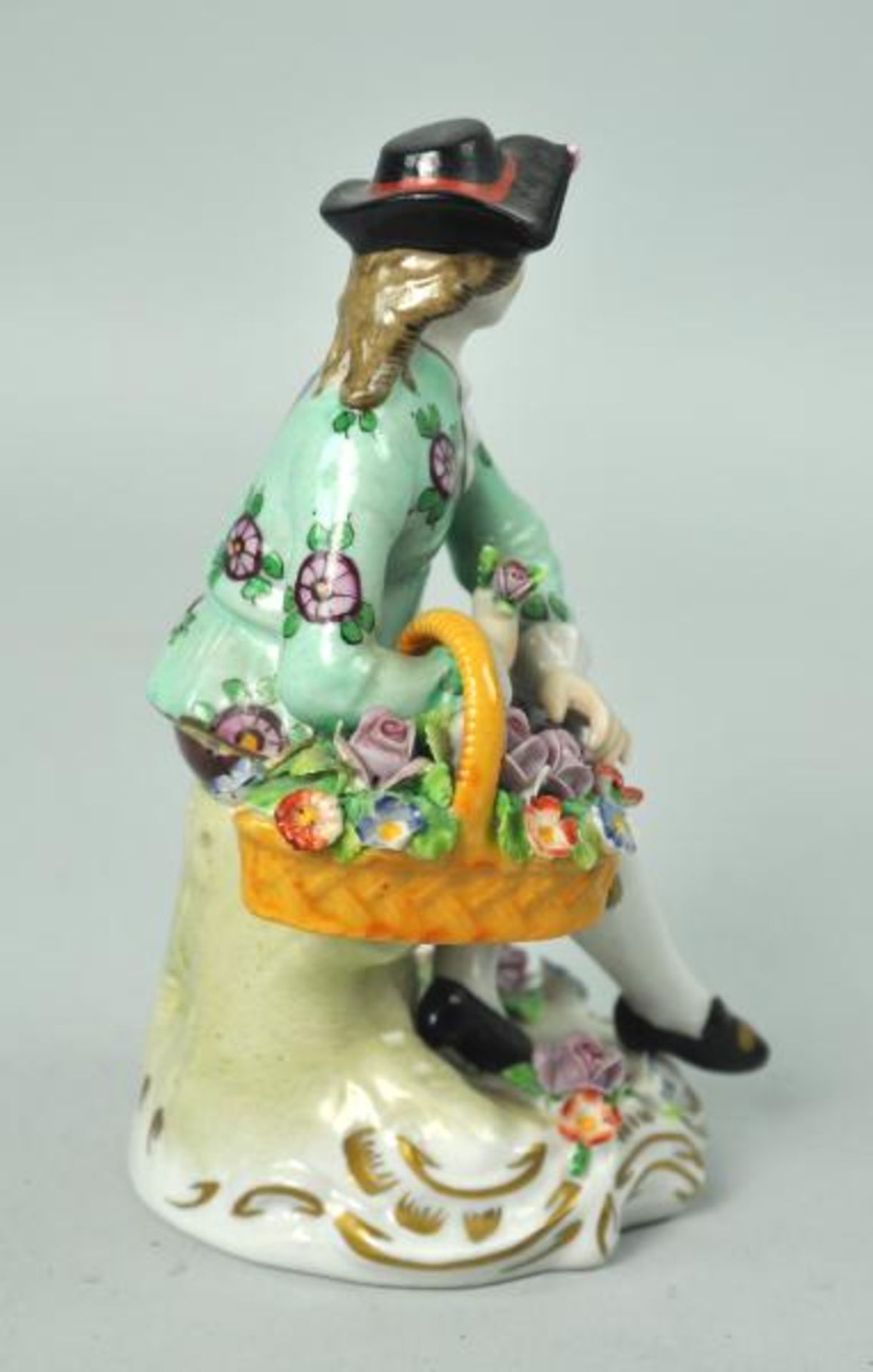 PAAR Blumenjunge mit Korb u. Dame mit Hut u. Kleid mit ausgestelltem Oberrock, fein polychrom bemalt - Bild 3 aus 6
