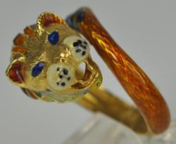 LÖWENRING mit plastischem Löwenkopf und Schwanz, polychrom emailliert, 18ct, Goldschmiede-Marke "